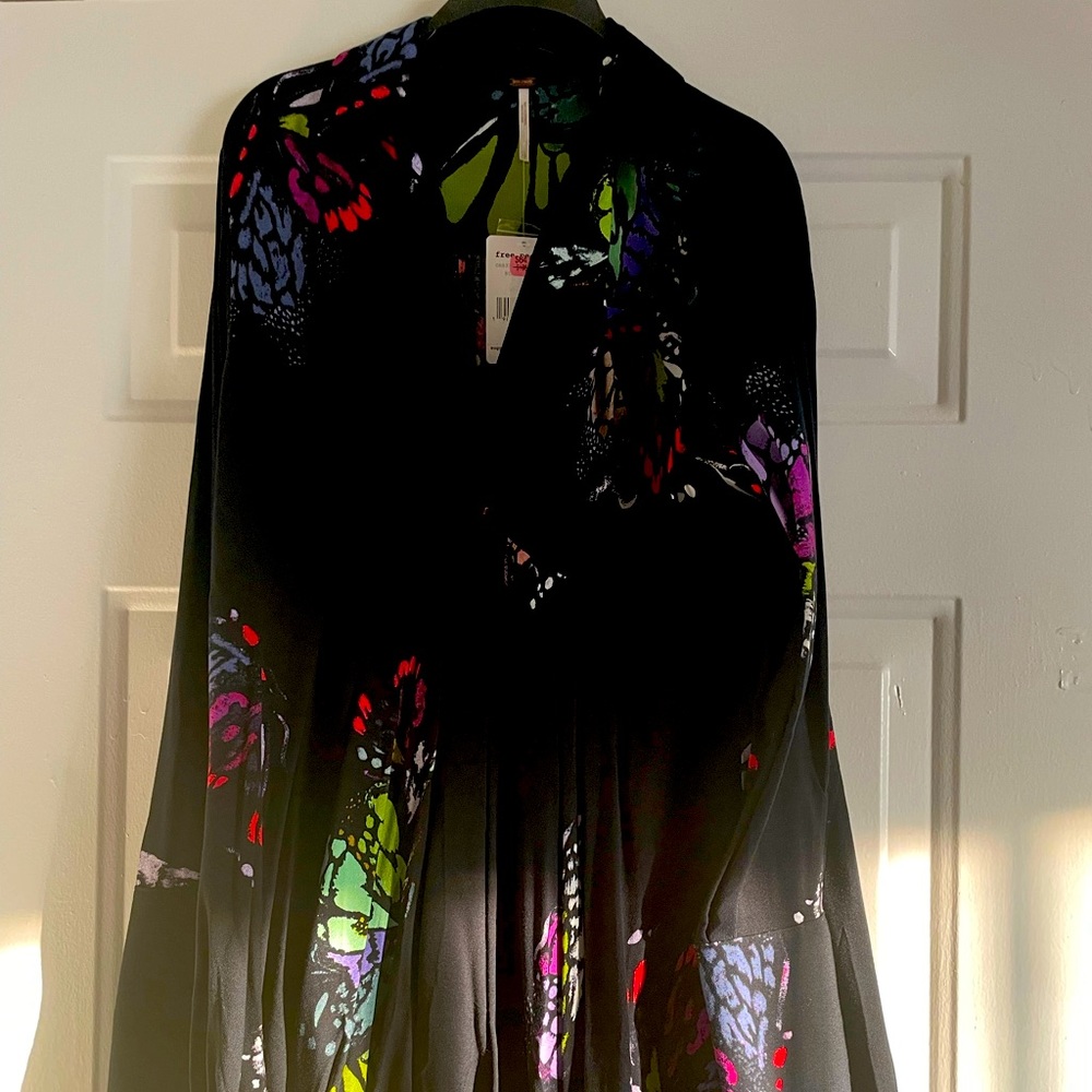 V- Cut dress with buttons at the wrist